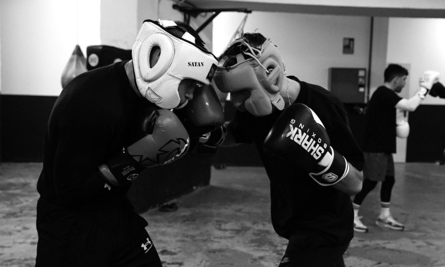 boxeadores entrenando en el gimnasio Ilion Boxing Club en Les Corts Barcelona