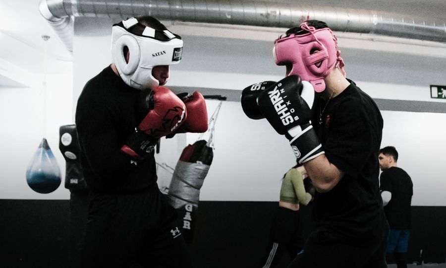 boxeadores entrenando en el gimnasio Ilion Boxing Club en Les Corts Barcelona